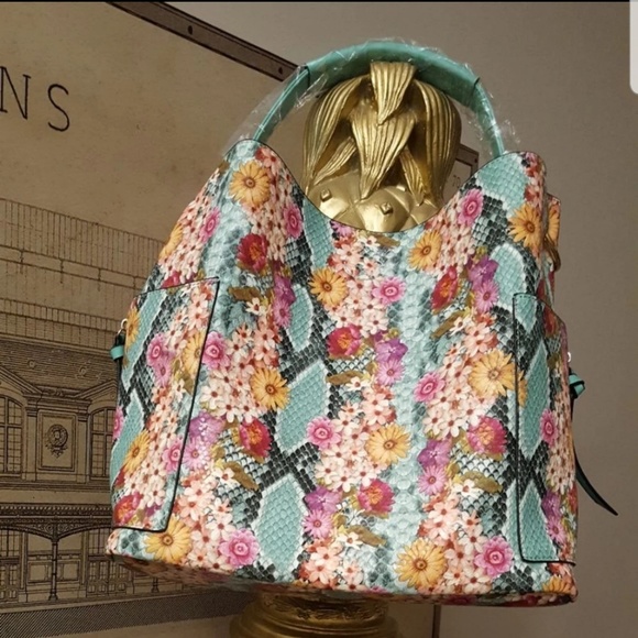 Handbags - NWT 2 piece spring purse